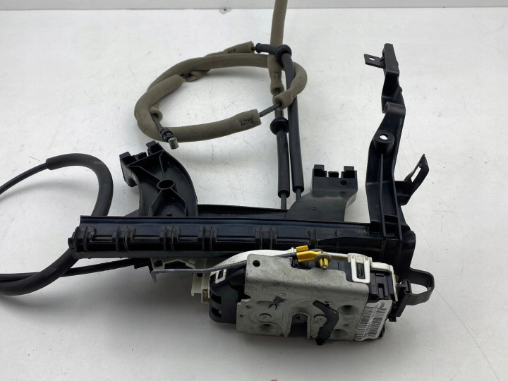 2018 CHRYSLER PACIFICA SERRURE DE PORTE AVANT P68211097AB