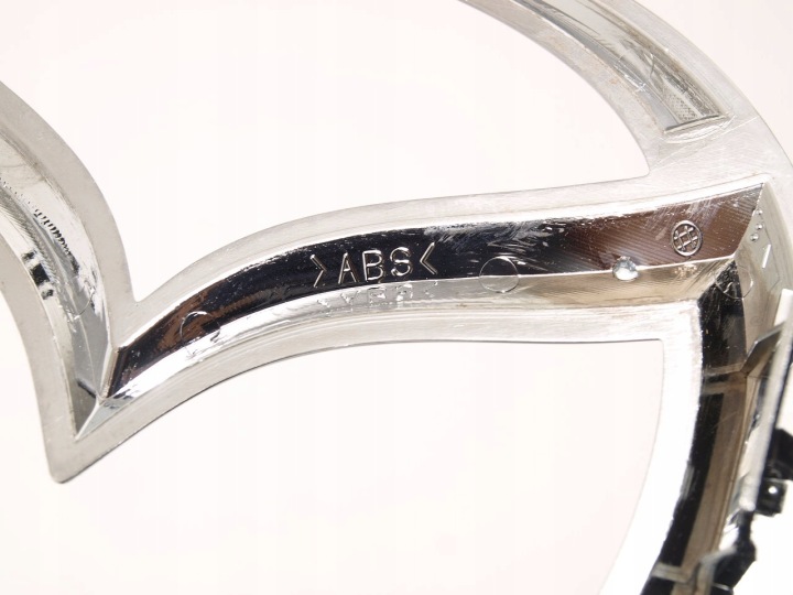 MAZDA 2 II, 3 III 5 V LOGO INSIGNE EMBLÈME AVANT C235-51-731A, C23551731A