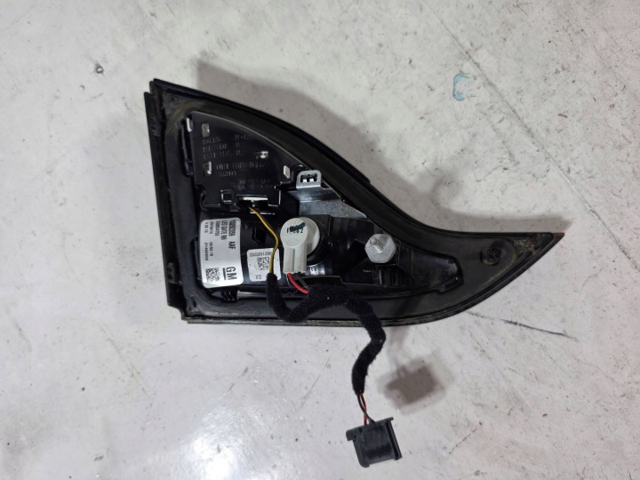 OPEL ZAFIRA C PHARE DANS COUVERCLE DE COFFRE DROITE 13292359 12-