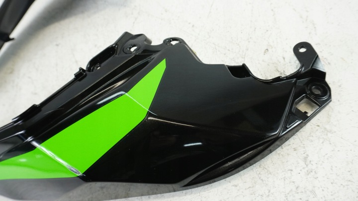 G555 KAWASAKI NINJA ZX-10R ZX10 ZX-10 R 21- DÉFLECTEUR D'AIR QUEUE PLASTIQUE 36042-0006