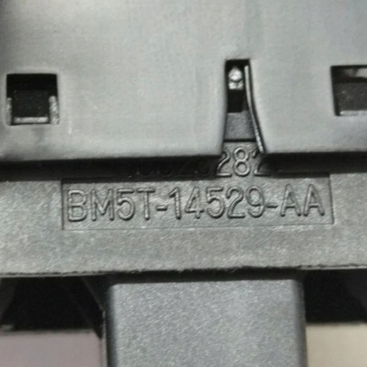BOUTON COMMANDE VITRE ARRIÈRE DROITS PORTES FORD FOCUS III TURNIER
