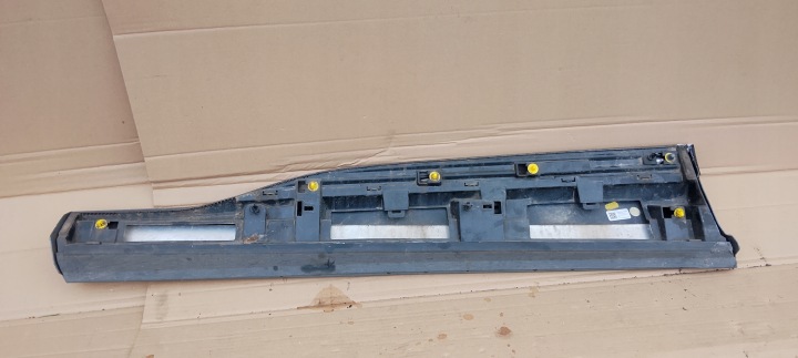 MOULURE DROITE SUR PORTES AVANT AUDI E-TRON 4KE853060F EN BON ÉTAT ORIGINAL