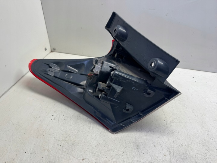 TOYOTA AURIS II LIFT HAYON PHARE DROIT ARRIÈRE 02-343