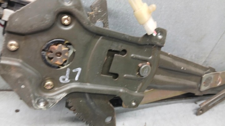 ÉLÉVATEUR GAUCHE AVANT SUZUKI SWIFT II 1.3GLX 96-04R