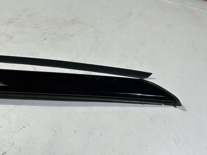 MOULURE PARE-BRISE MONTANTS A GAUCHE FORD EXPLORER VI 2020R-