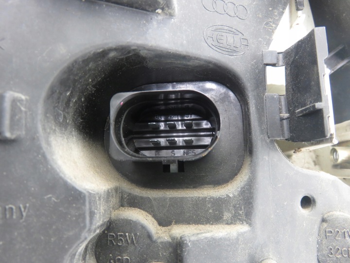PHARE DROITE ARRIÈRE AUDI A4 B6 BERLINE 8E0945096