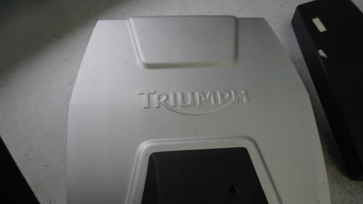 H428 TRIUMPH TIGER EXPLORER 800 1200 REMPLISSAGE PROTECTION COFFRE CENTRAL