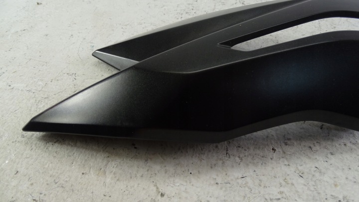 N449 SUZUKI GSX-8S GSX8S 800 24' PROTECTION DÉFLECTEUR D'AIR CASQUETTE DROITE 51812-25L0