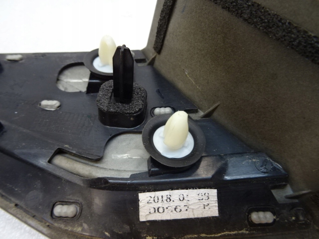 CITROEN DS7 DROITE BOUCHON TRIANGLE PROTECTION GARDE-BOUE ARRIÈRE ARRIÈRE 9824575977