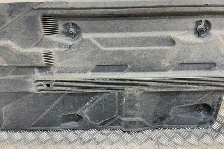 DROITE PROTECTION CHÂSSIS MERCEDES-BENZ C (W204) A2046100208 2.14L DIESEL 100KW