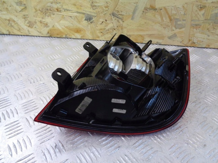 PHARE GAUCHE ARRIÈRE ARRIÈRE SKODA RAPID LIFT 5JH