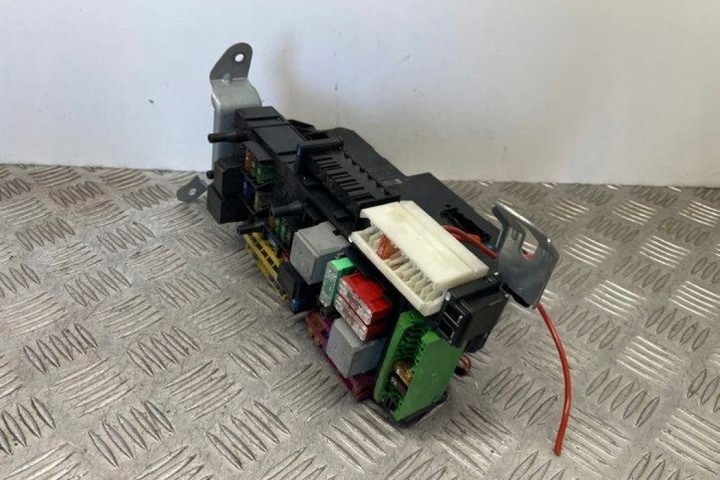 BOÎTE FUSIBLES MERCEDES-BENZ E (W212) 2129009822 3.0L DIESEL 155KW