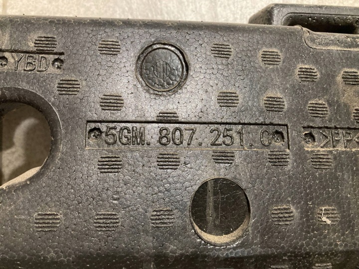 VW GOLF VII POUTRE SOUS PARE-CHOCS ARRIÈRE ARRIÈRE AMORTISSEUR 5GM807251B