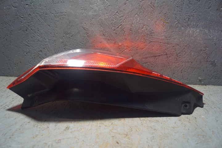 FORD FIESTA MK7 PHARE GAUCHE ARRIÈRE LIFT (S2038)