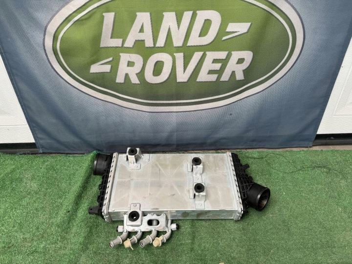 LAND ROVER DEFENDER MOULURE GARDE-BOUE AVANT L8B216A074A