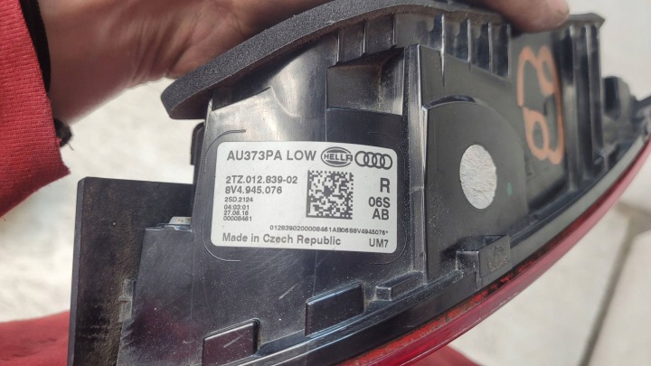 PHARE ARRIÈRE DROITE DANS COUVERCLE DE COFFRE AUDI A3 8V LOW SPORTBACK 8V4945076