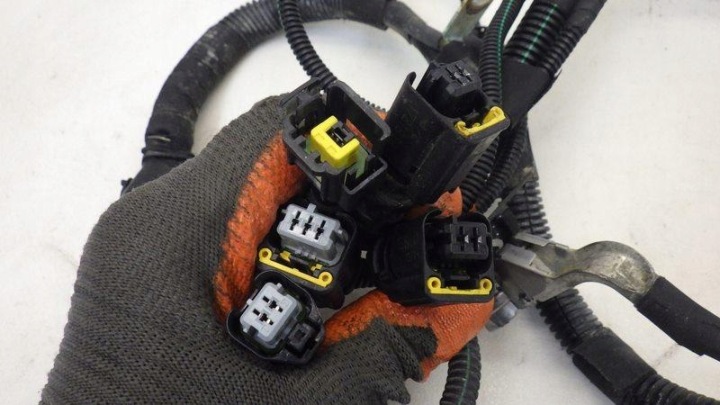SERRE-CÂBLE POSITIVE FIL CITROEN C3 III 1.2 VTI 9820429880 C3 III