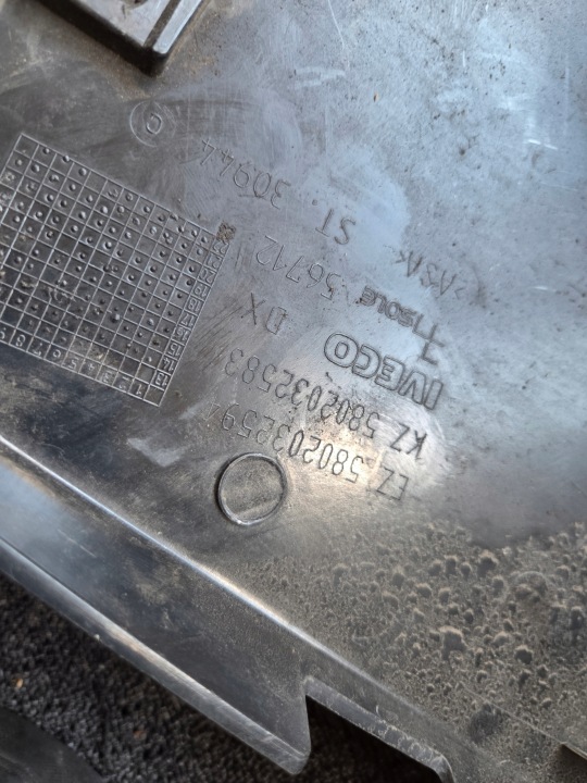 CHÂSSIS MOULURE GAUCHE RÉTROVISEURS IVECO 5802032594