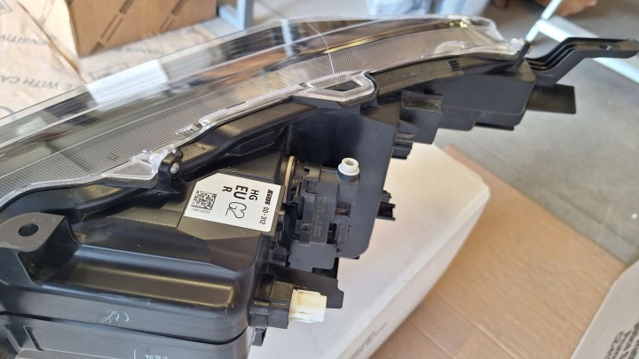 PROJECTEUR AVANT CÔTÉ DROITE TOYOTA YARIS CROSS 0D314 COMPLÈTE