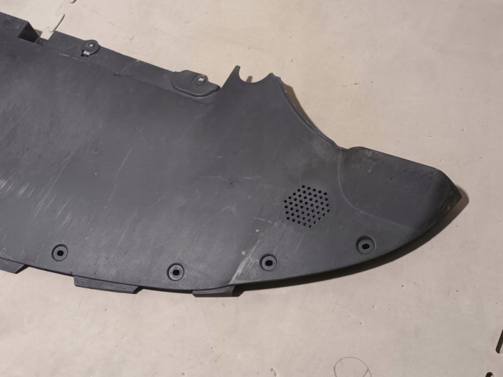 PROTECTION PLAQUE SOUS PARE-CHOCS TESLA 3 AVANT EN TRÈS BON ÉTAT