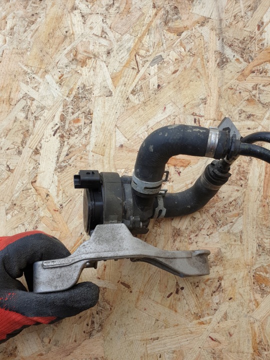 RENAULT POMPE EAU FIXATION 144B06803R