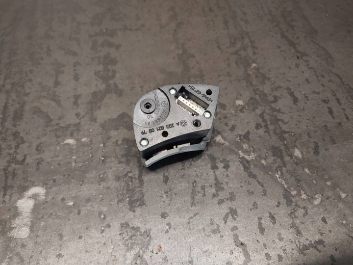 COMMUTATEUR BOUTON CAOUTCHOUC MERCEDES-BENZ C W203 A2038210879