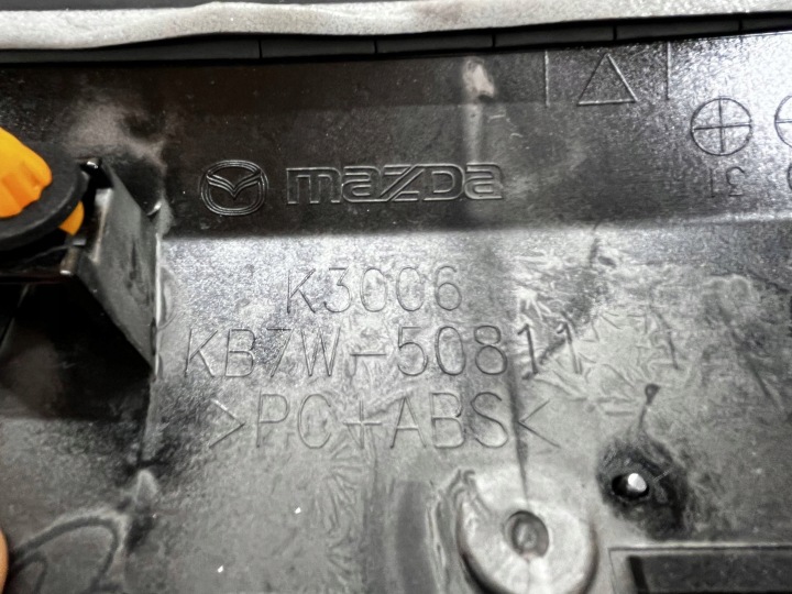 MAZDA OE KB7W-50811 CACHE COUVERCLES DE COFFRE COUVERCLES DE COFFRE
