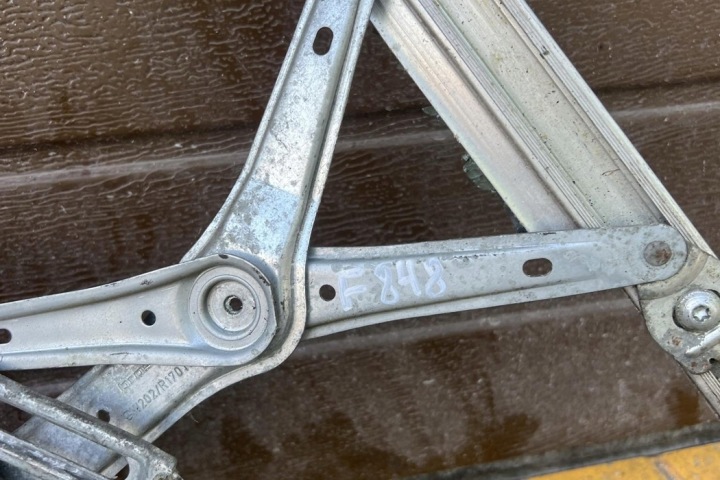 ÉLÉVATEUR VITRES DROITS AVANT PORTES MERCEDES-BENZ C (W202) 0130821709