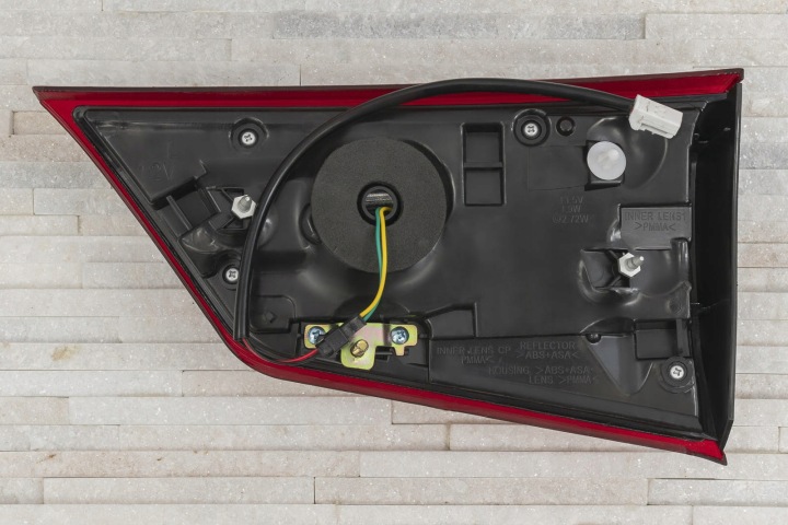MITSUBISHI OUTLANDER III PHARE COUVERCLES DE COFFRE GAUCHE 8331A179
