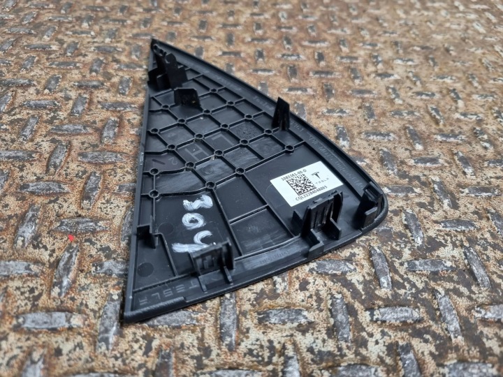 2023 TESLA MODÈLE Y ZASLAPKA LATÉRALE TABLEAU DE BORD INSTRUMENTATION 108336100D