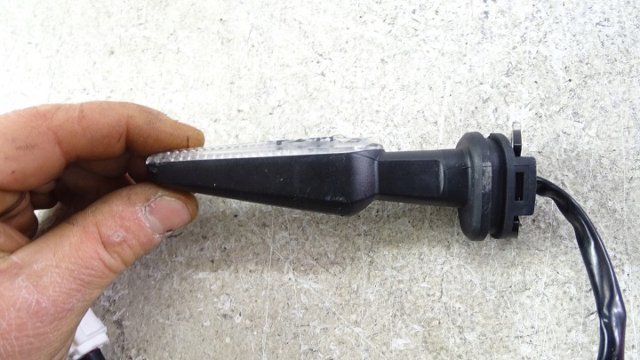 P211 YAMAHA YZF R7 700 22-24 CLIGNOTANT ORIGINAL