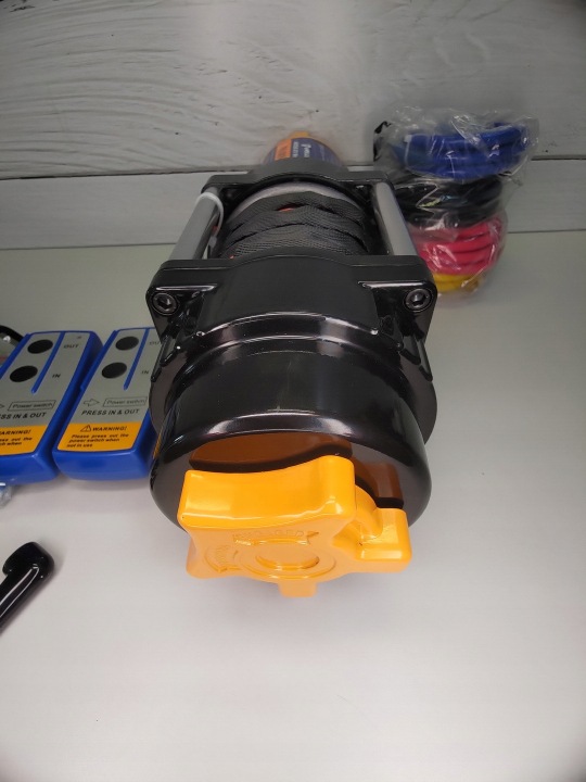 WCIAGARKA ÉLECTRIQUE 12 V 2045 KG CÂBLE SYNTHÉTIQUE HYDROFUGE AVEC TÉLÉCOMMANDE