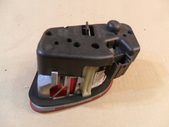 PHARE DROITE ARRIÈRE DANS CLAPET BMW 3 320D E46 8374810