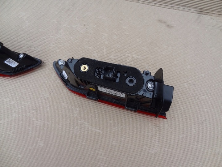 ENSEMBLE GAUCHE DROITE PHARE COUVERCLES DE COFFRE ARRIÈRE 57A945307D 57A945308D SKODA KAROQ LIFT