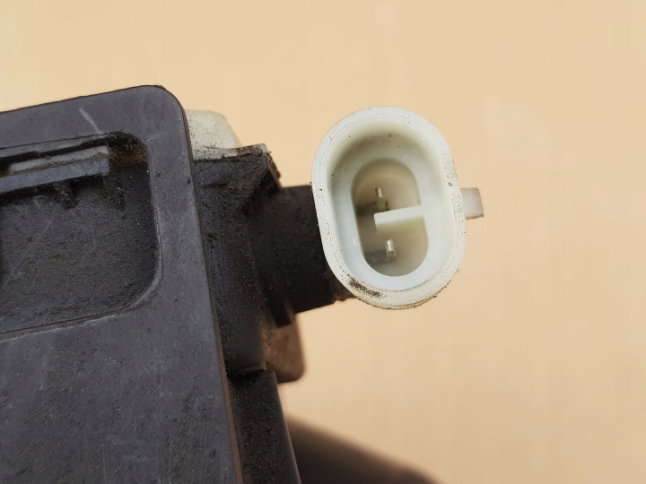 CLAPET GOULOTTE DE REMPLISSAGE CARBURANTS BOUCHON SERVOMOTEUR OPEL INSIGNIA A Z177 EN BON ÉTAT