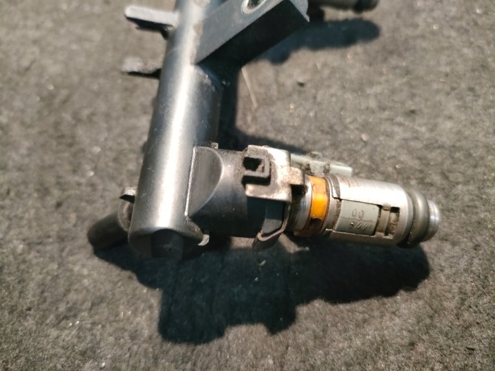 LAGUNA II ESPACE IV GAUCHE 2,0 TURBO 8200053030 MOULURE INJECTION INJECTEURS