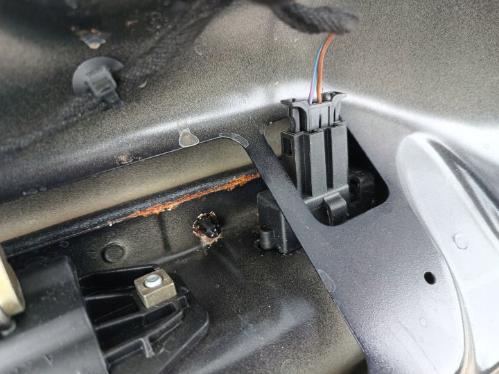 MERCEDES W203 UNIVERSEL COUVERCLES DE COFFRE C768 SANS CORROSIONS ANTENNE SOMBRE VITRE