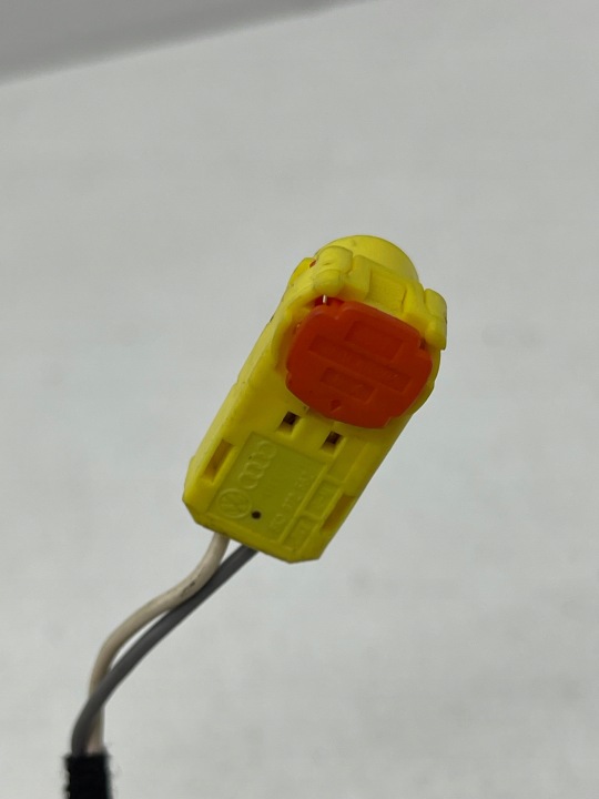 AUDI VOLKSWAGEN SEAT SKODA PUCE PUCE RACCORD FIL AIRBAG 8K0972562B