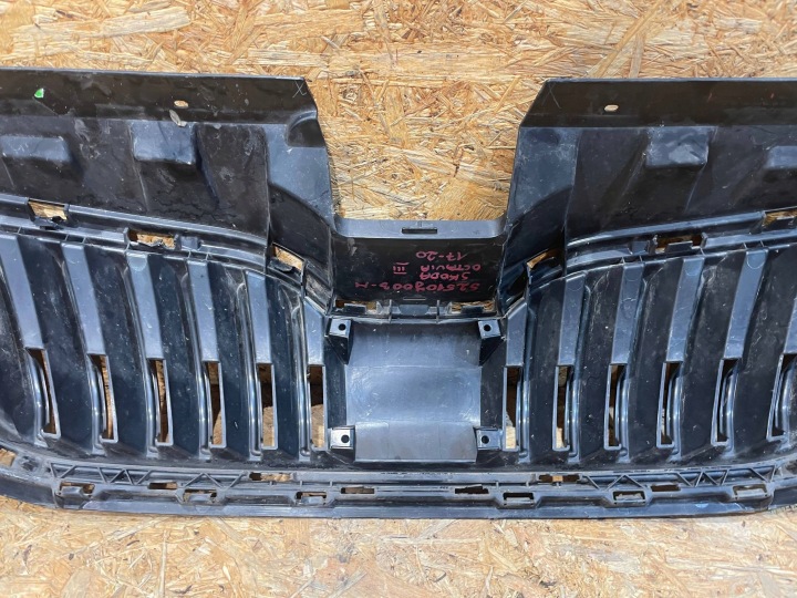 SKODA OCTAVIA III 3 5E0 LIFT 16-20 GRILLE CALANDRE CENTRALE PARE-CHOCS AVANT