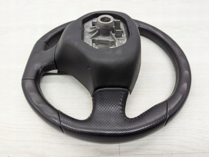 VOLANT CUIR ÉTAT EN TRÈS BON ÉTAT PEUGEOT 3008 HYBRID