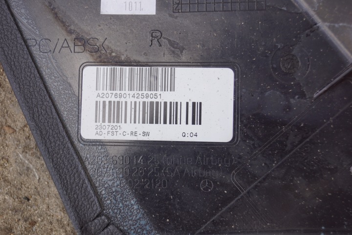 COLLECTEUR COUVERCLES DE COFFRE DROIT MERCEDES W204 COUPÉ A2076901425