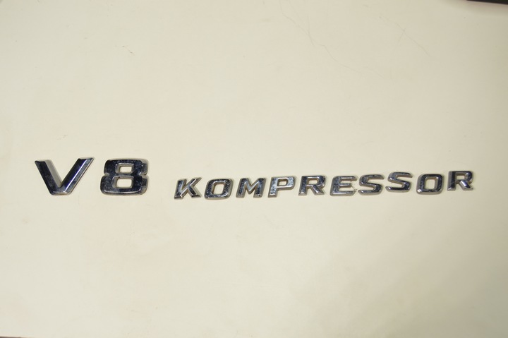 EMBLEMA V8 KOMPRESSOR MERCEDES W211 5.5 AMG 