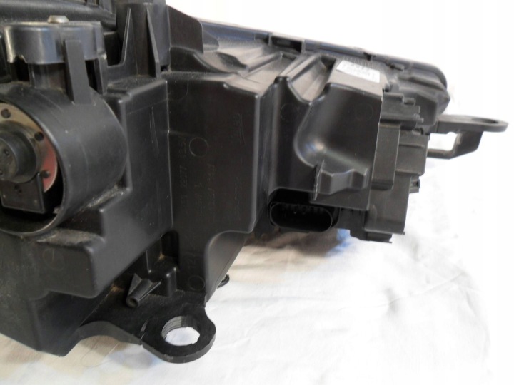 PROJECTEUR AVANT CÔTÉ GAUCHE SKODA SCALA 657941015A
