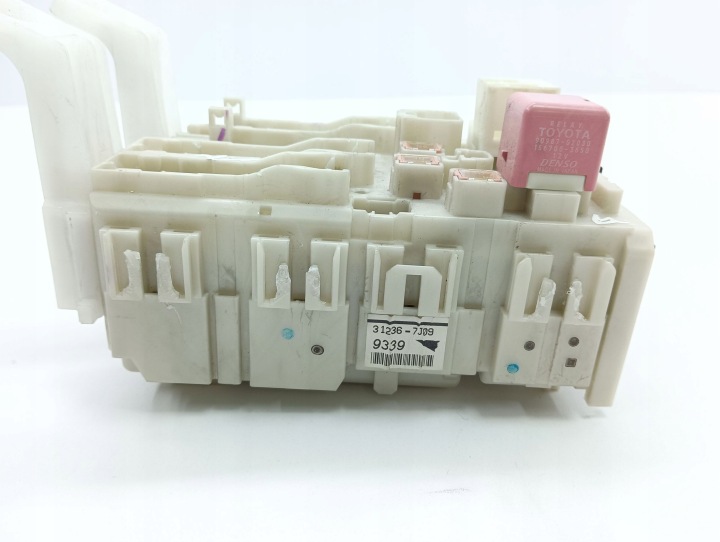 TOYOTA RAV 4 (XA30) BOÎTE FUSIBLES 2008 8273042010