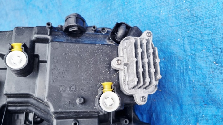 SKODA KAROQ KAROKU LIFT 21- 2021 PHARE PROJECTEUR AVANT AVANT DROITE LED
