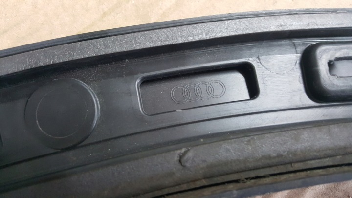 MOULURE GARDE-BOUE DROITE ARRIÈRE AUDI Q4 E-TRON 89A853818C