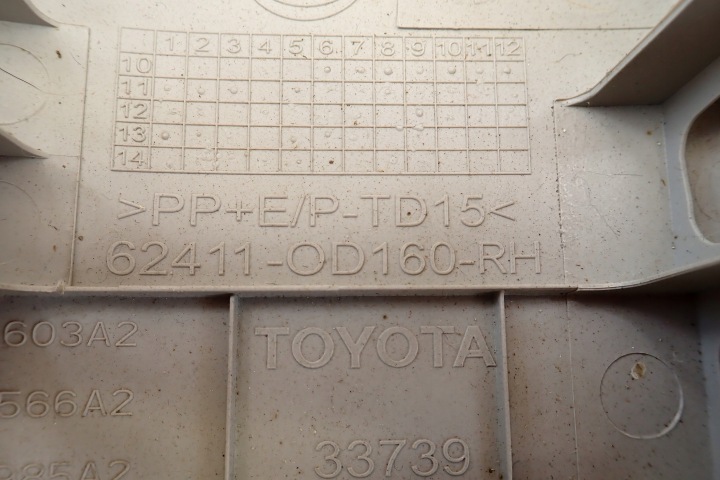 TOYOTA YARIS III 11- PROTECTION MONTANTS CENTRAL DROITE BRODERIE 624110D180 OE