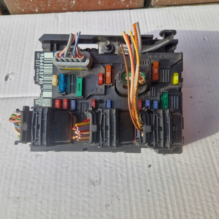 MODULE BSM BOÎTE FUSIBLES PEUGEOT CITROEN 9664055780 L11