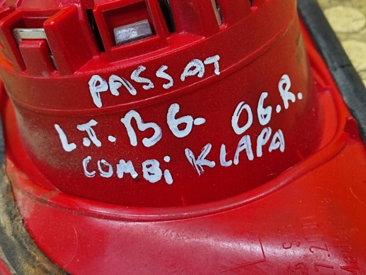 VW PASSAT B6 UNIVERSEL PHARE GAUCHE ARRIÈRE DANS COUVERCLE DE COFFRE 3C9945093