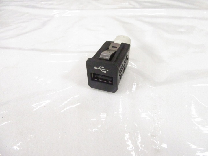 PRISE USB FIL HSD BMW E60 E70 E84 E88 E90 E91 F01 F10 F11 F13 F25 26